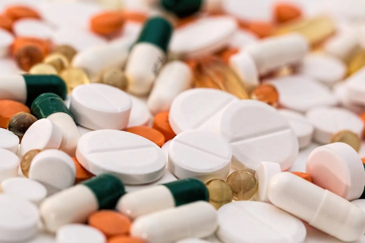 A pile of miscellaneous and multicoloured pills